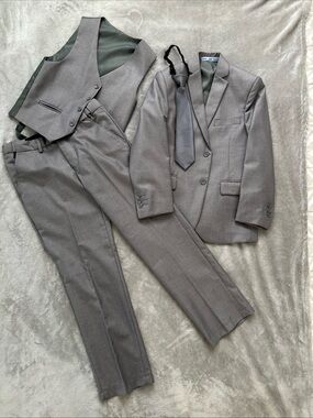 Classic Gray Three-Piece Suit with Tie - Boys